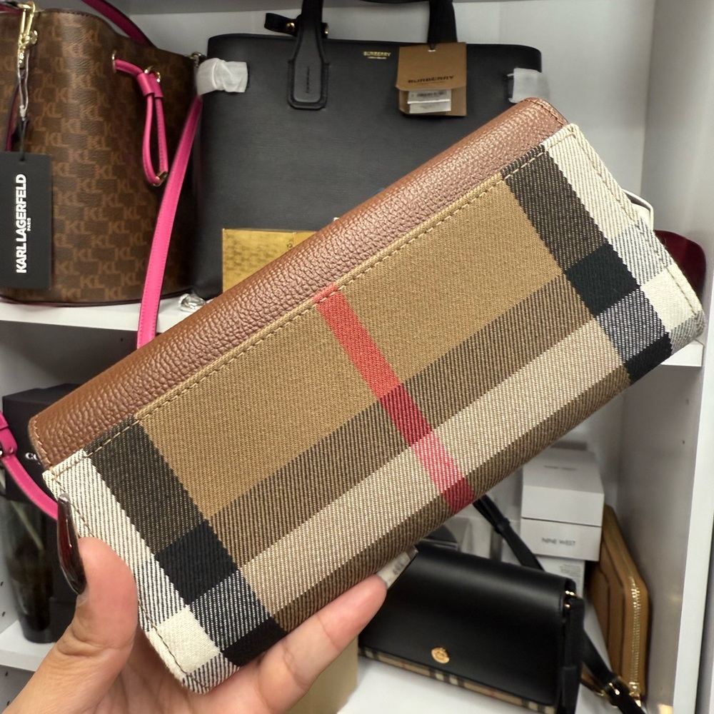 SOLD! Thanks ๐๐ป
๐๐ป๐๐ป๐๐ป๐๐ป
Burberry wallet ๐โค๏ธ Brand new Authentic ๐๐๐ - Picture 2 of 3